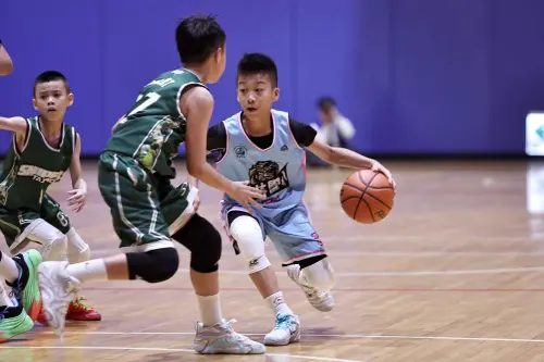 ▲武林國小的黃晨允(右)砍下全場最高的12分率隊獲勝。（圖／U19籃球聯盟提供）