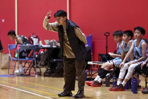 ▲武林國小U12小將雖然平時只能在狹窄的地下停車場練球，但他們化阻力為助力，初登場就以36：22強勢奪下首勝，讓武林國小五年級組教練李懿倍感欣慰。（圖／U19籃球聯盟提供）