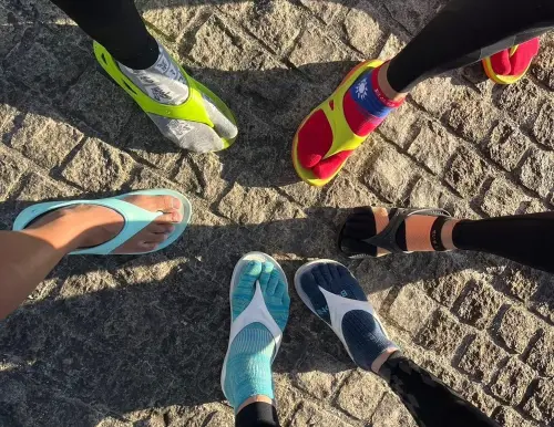 ▲母子鱷魚拖鞋穿起來舒適又透氣而爆紅，讓它從「國民神拖」成為「馬拉松神鞋」。（圖／母子鱷魚臉書）