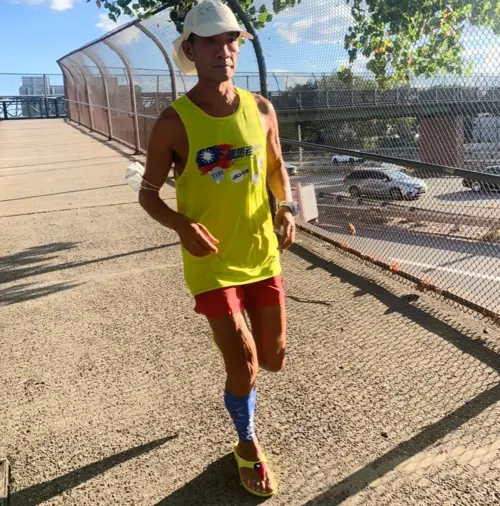 ▲母子鱷魚氣墊拖鞋在跑者圈爆紅，甚至還經過台灣馬拉松好手「超馬老爹」羅維銘實測肯定。（圖／羅維銘（超馬老爹）臉書）