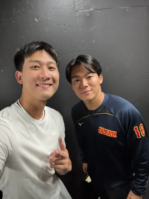 ▲沙子宸（左）和偶像山本由伸（右）合照，網友見狀紛紛留言鼓勵他：「你也會跟山本一樣強的」。（沙子宸Threads@shatzuchen）