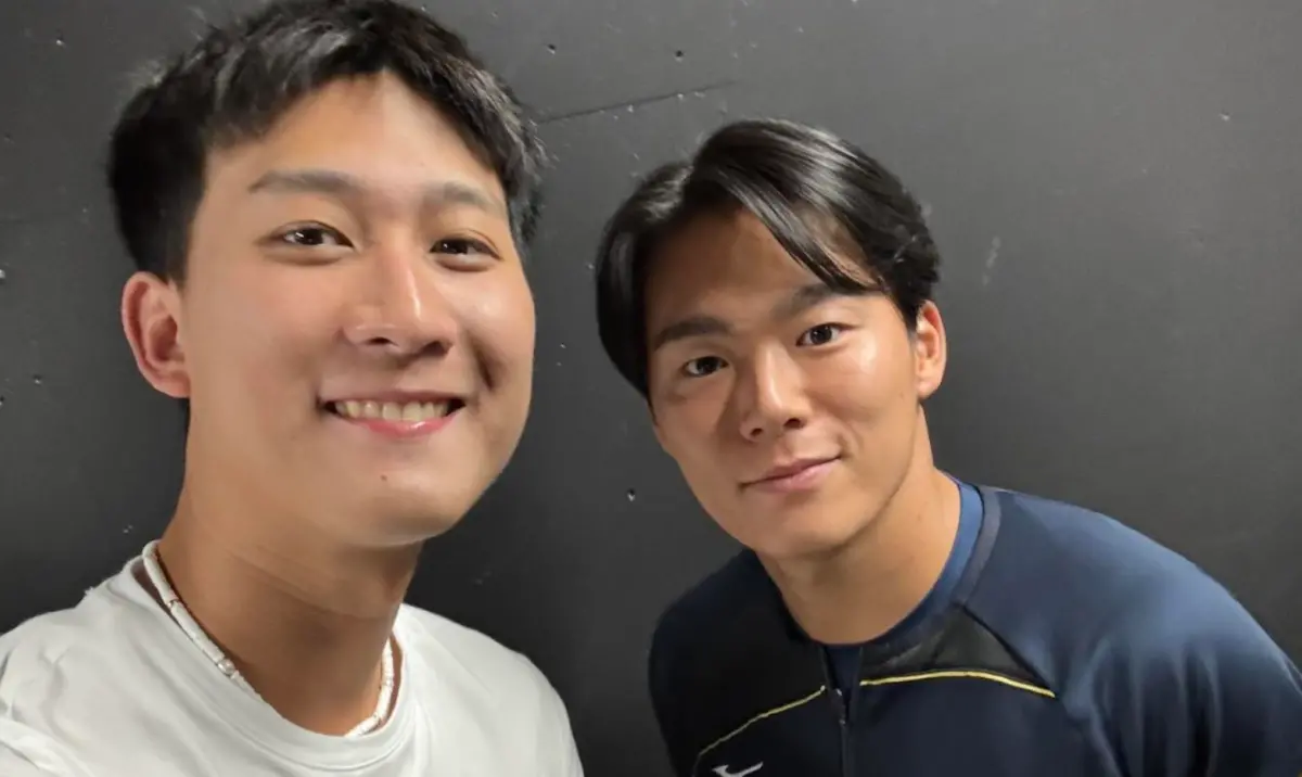 ▲沙子宸（左）和偶像山本由伸（右）合照，照片曝光約10小時就吸引46萬人朝聖，球迷見狀紛紛留言鼓勵他：「你也會跟山本一樣強的」。（沙子宸Threads@shatzuchen）