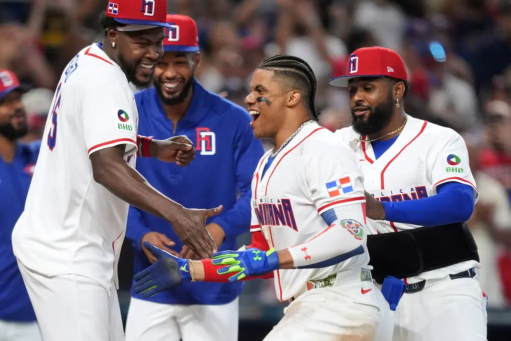 ▲多明尼加陣中明星外野手索托（Juan Soto）在七局下敲出決定性的兩分砲，讓比賽畫下句點，也讓多明尼加在小組賽毫無懸念地收下二連勝。（圖／美聯社／達志影像）