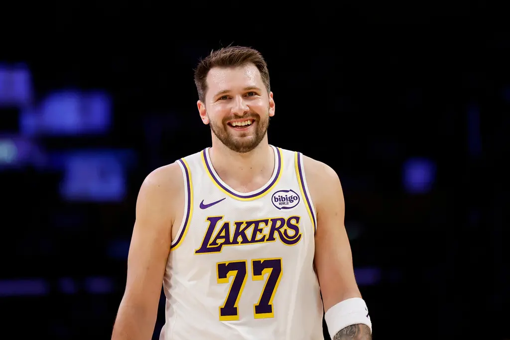 ▲洛杉磯湖人今（9）日在主場迎戰紐約尼克，儘管頭號球星詹姆斯（LeBron James）因傷缺陣，湖人仍靠著強悍的團隊防守，最終以110：97輕取尼克。（圖／美聯社／達志影像）