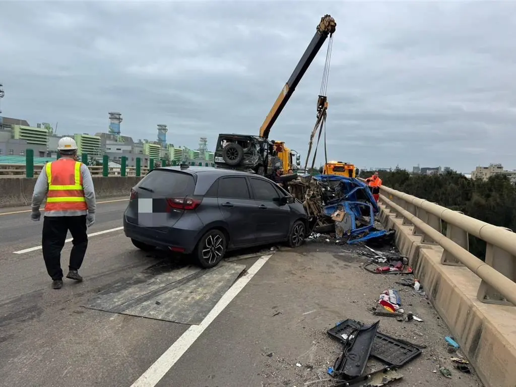 ▲台61觀音段嚴重車禍。（圖／警方提供）