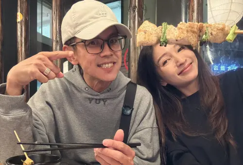 ▲阿翔（左）雖然一度外遇謝忻，但選擇重返家庭，與妻子Grace（右）繼續攜手度日。（圖／翻攝自Out Of Control 媽咪Grace FB）