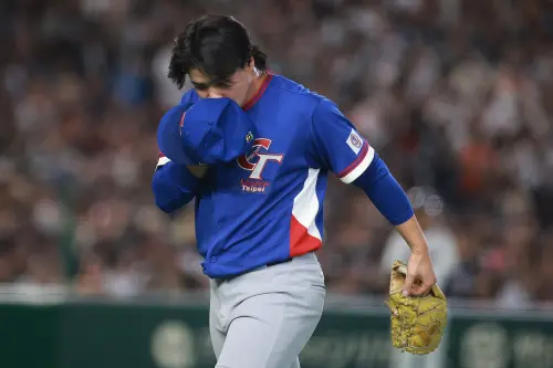 ▲孫易磊下場時，親吻球帽上的中華隊會旗。（圖／記者葉政勳攝）