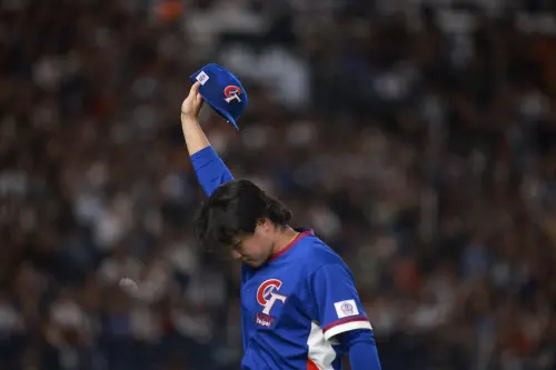 ▲孫易磊高舉球帽，向所有球迷致意，賽後他感性表示，感覺做什麼，都不夠表達對球迷的感謝。（圖／記者葉政勳攝）