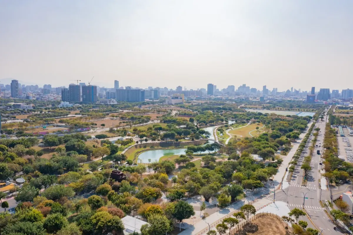 ▲水湳經貿園區內有中央公園，提供附近居民休憩去處。（圖／信義房屋）