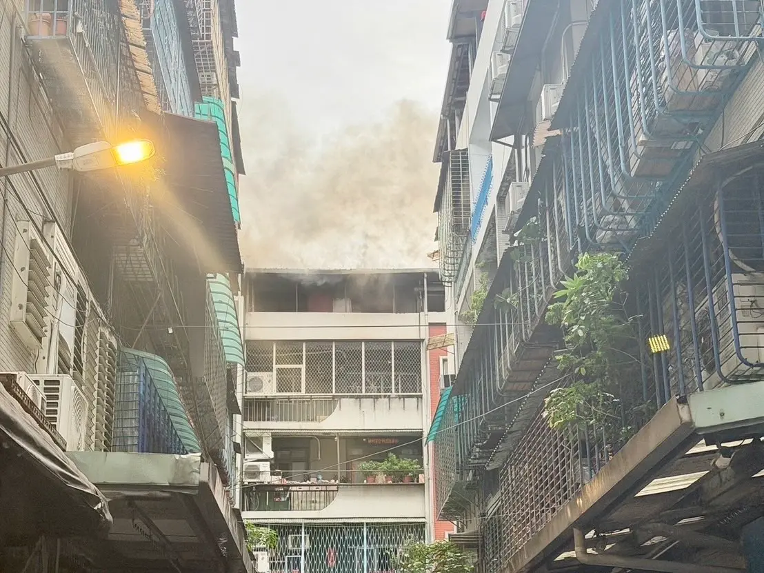 ▲新北市板橋區漢生路一棟5層樓公寓今（9日）上午驚傳火警。（圖／警方提供）