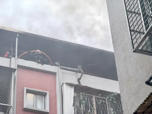 ▲現場為5樓建築物中的6樓頂樓加蓋起火，所幸並未造成人員傷亡。（圖／警方提供）