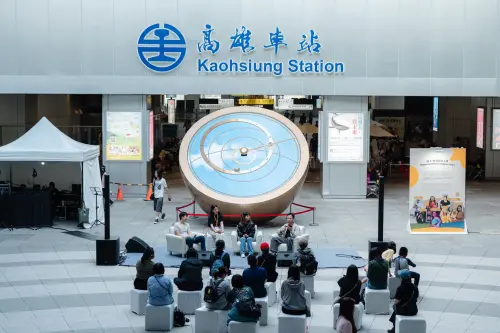 ▲高雄車站下沉式廣場，One-Forty創辦人陳凱翔與金典獎作家簡永達也與來自菲律賓及印尼的朋友進行深度對談，讓車站場域化身為最溫暖的文化交流平台。（圖／行國處提供）