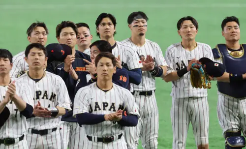 ▲從完整畫面來看，村上宗隆實際上也有在恭送天皇時拍手（上排左二），但過程仍被日本球迷認為極度不尊重。（圖／美聯社／達志影像）