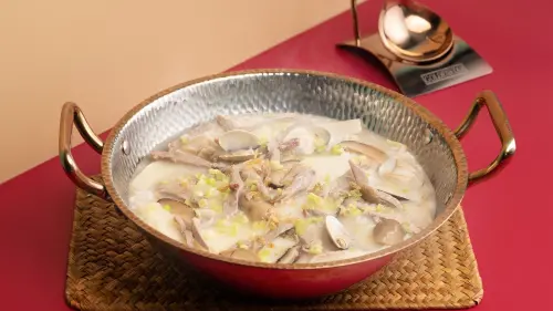 ▲人氣片皮鴨專賣店「上菜」則是將美味片鴨料理延伸出暖心又暖胃的「海味雜炊鴨絲泡飯」。（圖／漢來美食提供）