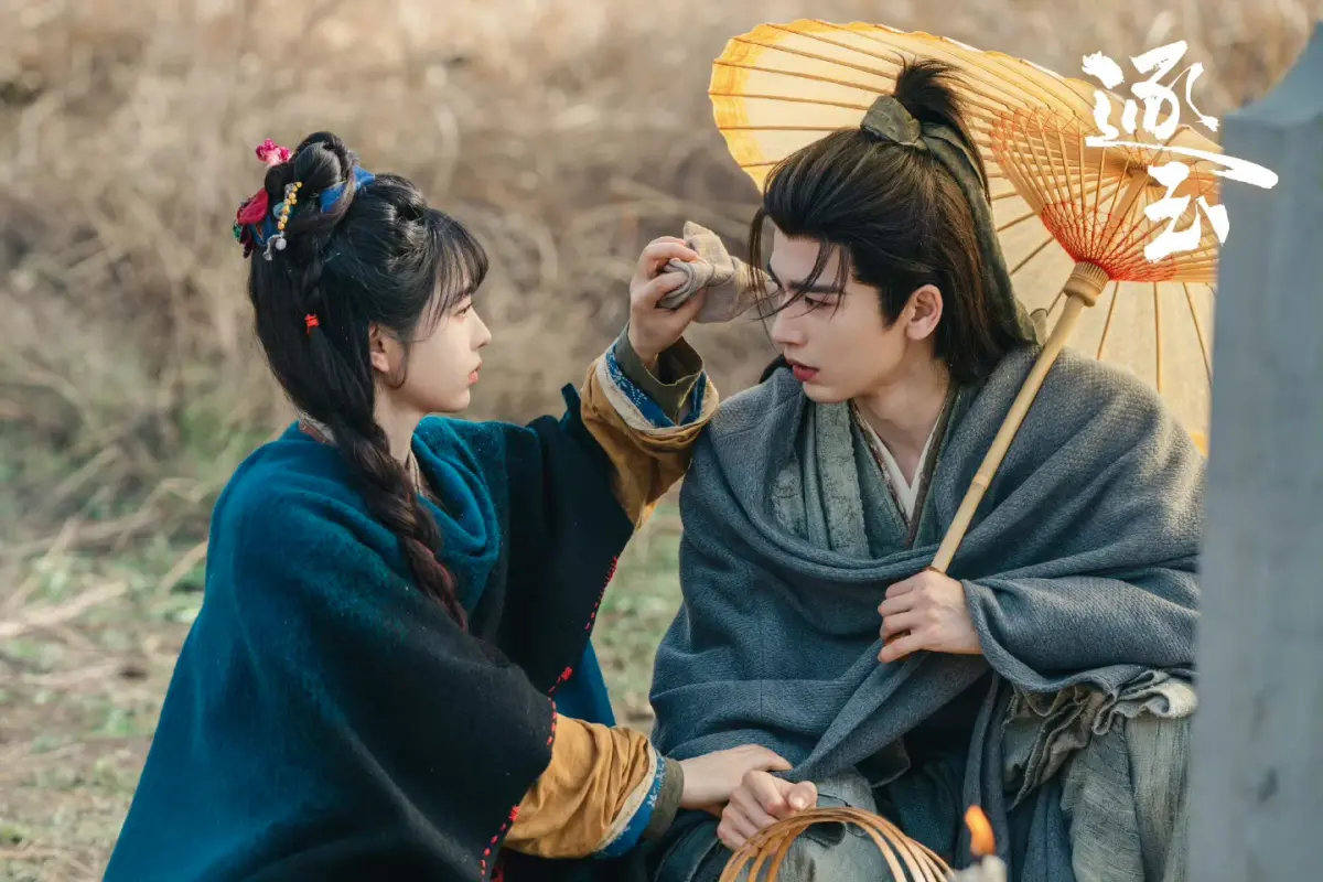 ▲田曦薇（左）在《逐玉》中把張凌赫撿回家結婚，第3集就互吐心聲，賺人熱淚，後續的劇情好氣又好笑，被視為爆款陸劇。（圖／翻攝自微博@網劇逐玉）