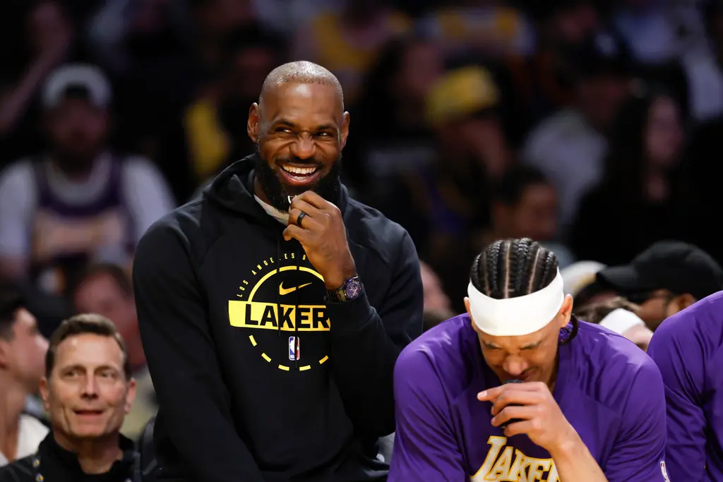 ▲洛杉磯湖人隊今（9）日以110：97輕取紐約尼克，在當家球星勒布朗詹姆斯（LeBron James）缺陣的情況下，盧卡唐西奇（Luka Doncic）砍下35分、里夫斯（Austin Reaves）貢獻25分，聯手帶隊取勝。（圖／美聯社／達志影像）