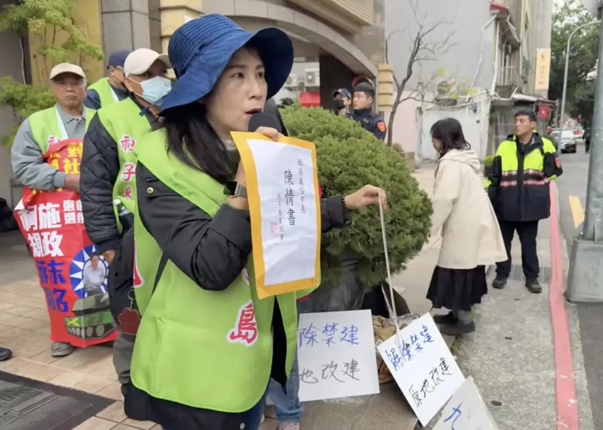 ▲社子島自救會多人今日清晨也到台北市長蔣萬安官舍樓下陳情。（圖／翻攝畫面）