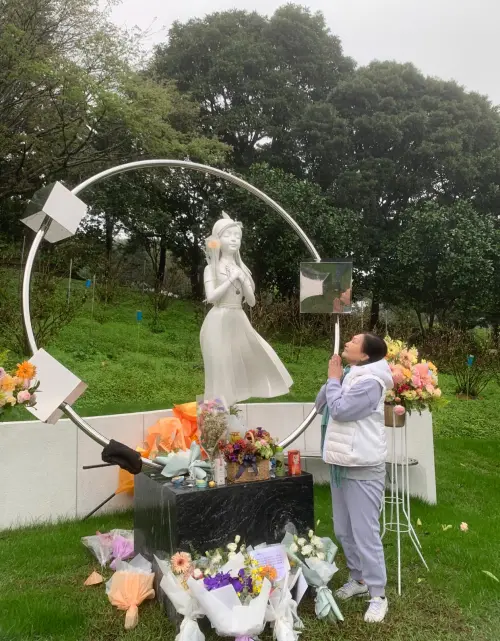 ▲S媽雙手合十看著大S的雕像，相當思念女兒。（圖／黃春梅臉書）