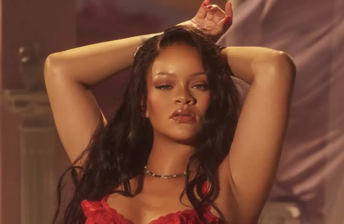 ▲蕾哈娜（Rihanna）美國豪宅遭一名30歲女性開10槍攻擊，且她當下就待在屋內，嚇瘋許多樂迷。（IG@badgalriri）