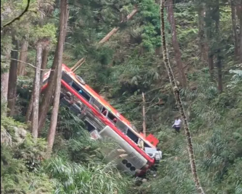 快訊／南投杉林溪驚傳遊覽車墜30米邊坡！現場驚悚畫面曝光