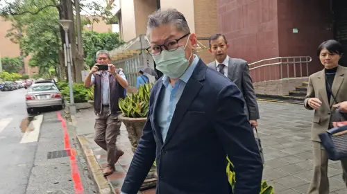 ▲林鴻南遭太太提告偷走保險箱3千萬元珠寶，檢方起訴竊盜罪，2025年10月開庭時，王婉玲表示如果林鴻南歸還珠寶，她可以撤告。（圖／記者劉松霖攝，2025.10.23）