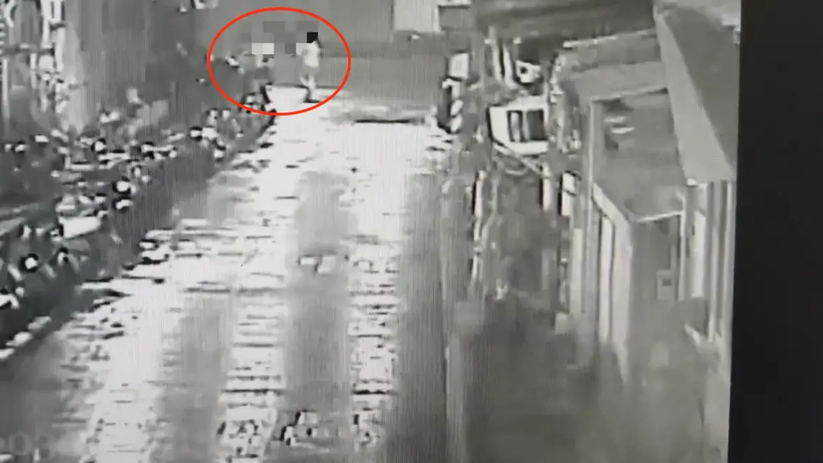 ▲新北市永和區環河西路今（9日）深夜傳出有一名女子拿西瓜刀在馬路上亂晃。（圖／警方提供）