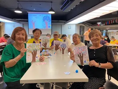 ▲社團法人中華傳愛社區服務協會-傳動據點-繪製生命故事本課程。（圖／社會局提供）