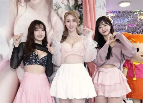 ▲台韓啦啦隊女神玥晨（左起）、短今、金吉娜一起出現，畫面亮麗搶眼，大家也各自為自家棒球隊加油。（圖／記者吳翊緁攝）