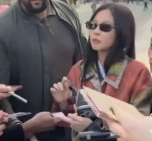 ▲Jennie在巴黎被圍堵要求簽名，她超無奈求饒。（圖／翻攝自微博）