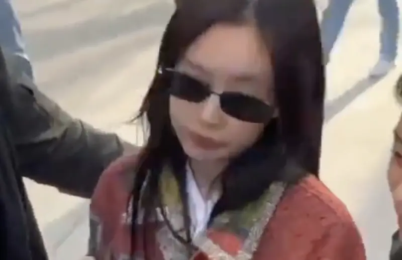 Jennie巴黎遭粉絲圍堵！無奈皺眉給簽名求饒：你們讓我壓力很大