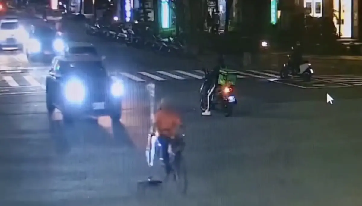 ▲高雄一名阿嬤一手控制單車，另一手竟緊抓點滴架隨行。（圖／翻攝畫面）