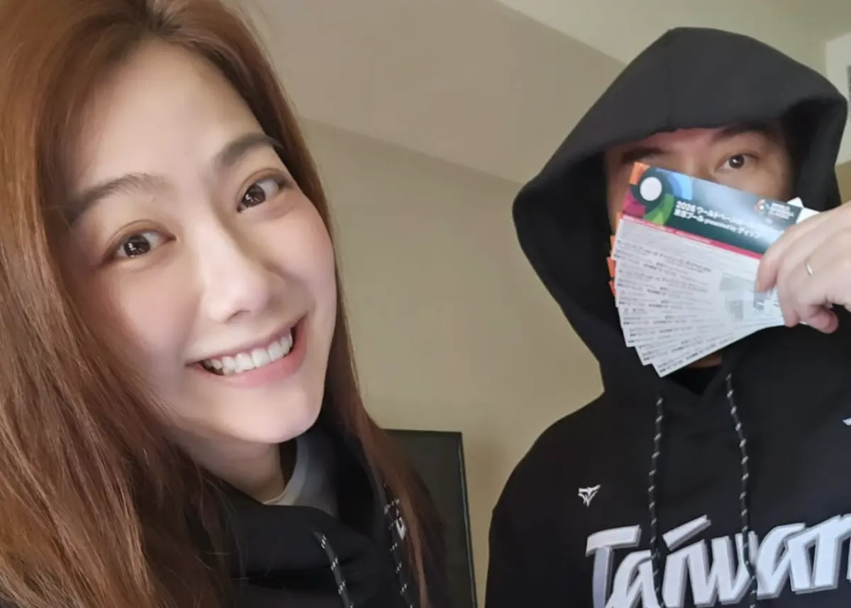 ▲邵庭（左）和老公到東京看WBC為中華隊加油，日本Netflix轉播驚見她因為贏韓國感動暴哭的畫面，網友讚她超美，她本人也承認了：「是我！！」（圖／摘自 IG @ting.talk）