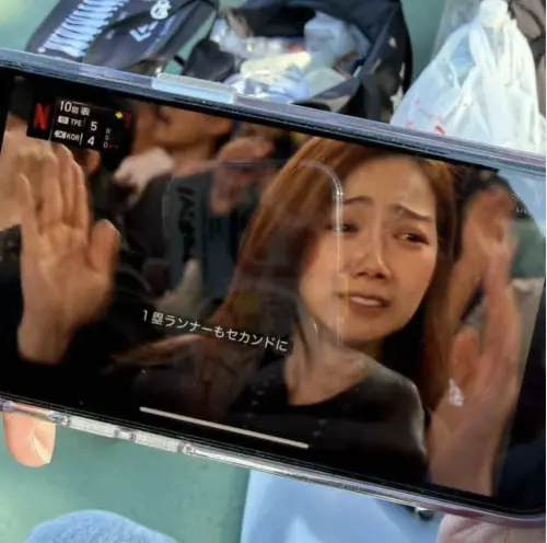 ▲邵庭（中）看WBC的流淚模樣，被日本Netflix轉播呈現到觀眾眼前，台灣粉絲看到大驚喜。（圖／摘自 IG @ting.talk）