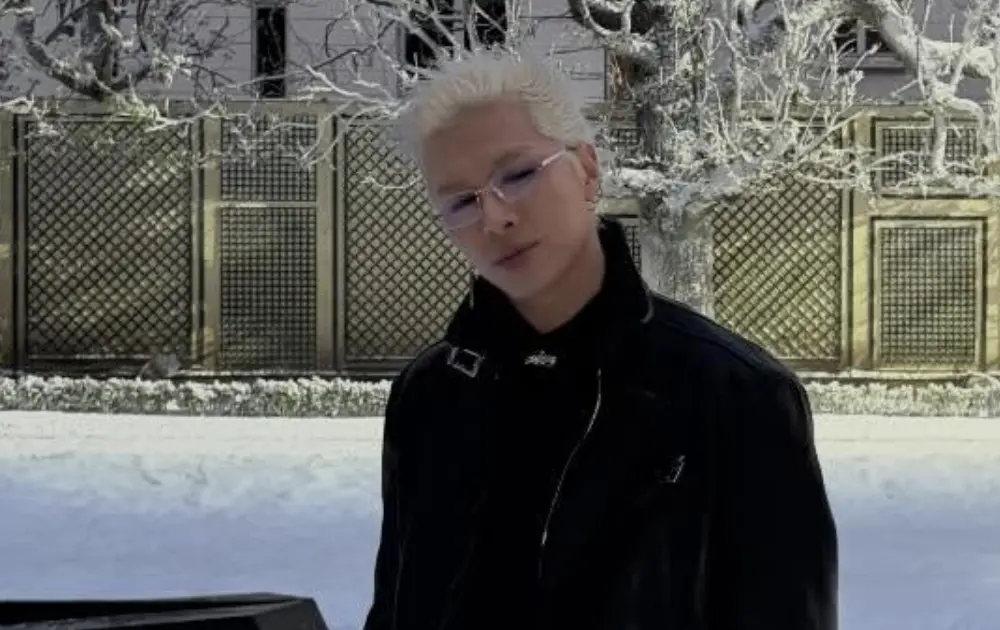 ▲BIGBANG太陽（如圖）出席時裝週造型撞臉AI教父黃仁勳，笑瘋許多網友。（圖／IG@__youngbae__）