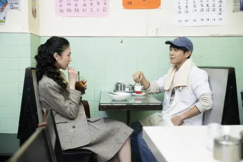 ▲馬士媛（左）和韋禮安在音樂短詩影集《旺角戀曲》對戲，韋禮安化身賣魚蛋小哥「安仔」。（圖／索尼提供）