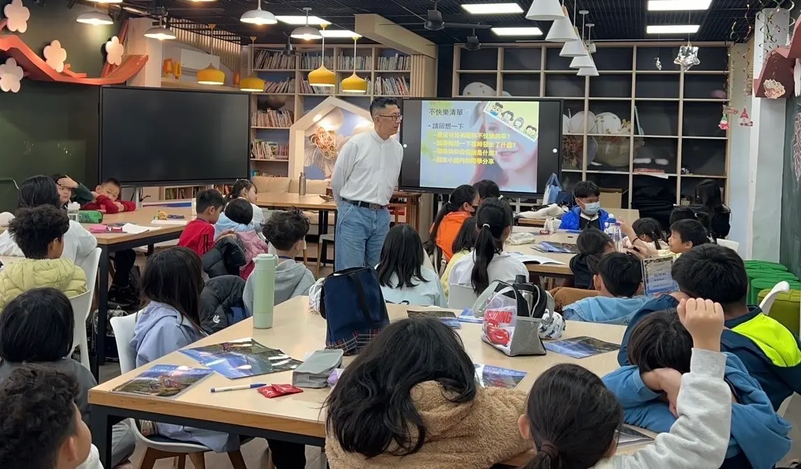 ▲音樂人李驥引導學童在數位浪潮中建立屬於自己的情緒羅盤(圖／數位局提供2026.3.9)