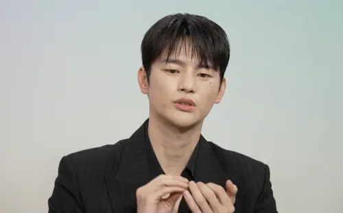 ▲徐仁國（如圖）身為前輩卻沒有擺姿態，跟Jisoo對戲時，都會討論每一段分鏡與台詞。（圖／Netflix）