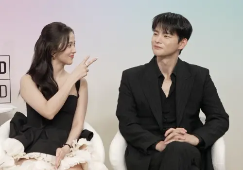 ▲Jisoo、徐仁國（右）首度合作，化學反應卻意外的好、拍戲很有默契。（圖／Netflix）