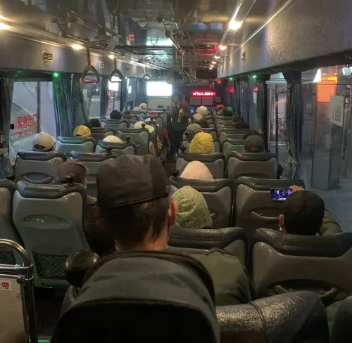 ▲天還沒全亮，第一班公車上已是滿滿的長輩，自認早起的李驥坐到最後一排。（圖／翻攝李驥臉書，2026.03.09）