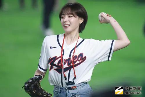 ▲韓澳大戰開場前，場邊驚見樂天桃猿啦啦隊河智媛在練投。（圖／記者葉政勳攝 ,2026.03.09）