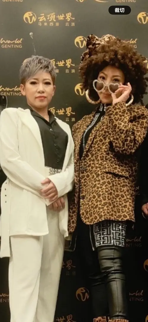 ▲許寀菁貼出與藍薰（左）過去出國作秀的合照，悼念好友。（圖／許寀菁臉書）