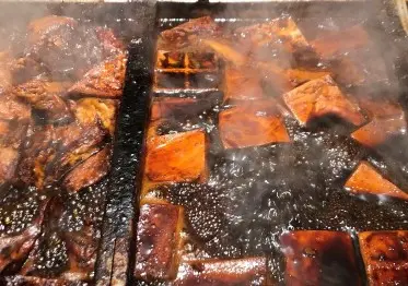 ▲衛生局派員前往小王煮瓜稽查，包括冷凍和冷藏設備溫度不符規定、未出示肉品來源文件等缺失。（圖／北市衛生局提供）