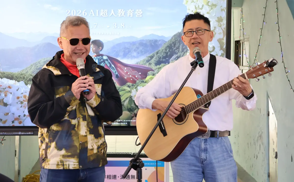 ▲營隊開幕式上，「包子老師」李驥與「豆腐教授」沈中元帶領孩子一同歡唱。（圖／東海大學提供，2026.03.09）