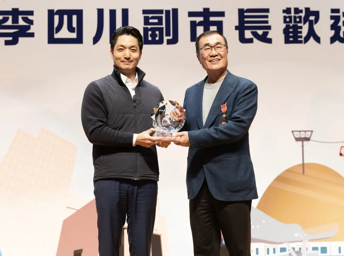 ▲李四川在台北市府任職的最後一天，市府團隊特別為他舉辦歡送會，場面溫馨。（圖／台北市府提供）