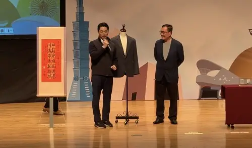 ▲蔣萬安送上禮物西裝給李四川（圖／台北市府提供）