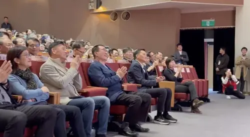 ▲蔣萬安不僅獻唱「手放開」，還加碼清唱李四川的招牌歌「連杯酒」，逗得李四川笑呵呵。（圖／台北市府提供）