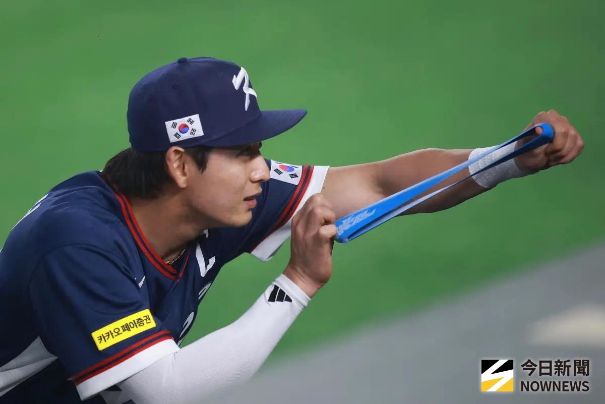 ▲WBC韓澳戰開打中，目前由韓國大幅度領先。比賽前韓國隊隊長李政厚在場邊逗小孩的畫面曝光，只見他嘟嘴和對方玩得很開心，帥瘋許多球迷。（圖／記者葉政勳攝）