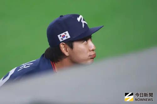 ▲李政厚場邊嘟嘴逗小孩畫面曝光。（圖／記者葉政勳攝）