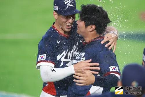 ▲韓國隊以0.37的數據險勝澳洲與中華隊的0.39，僅以0.02分的極微小差距逆轉奪下8強門票。當最後一個出局數出現時，韓國隊多達9名球員瞬間情緒潰堤，在場上掩面痛哭。（圖／記者葉政勳攝）