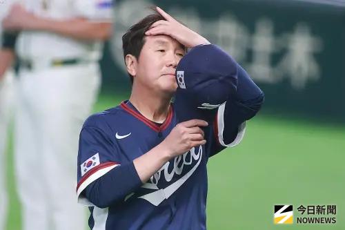 ▲韓國媒體《OSEN》以「完成東京奇蹟」為題，慶祝球隊睽違17年再度進入WBC複賽圈。（圖／記者葉政勳攝）